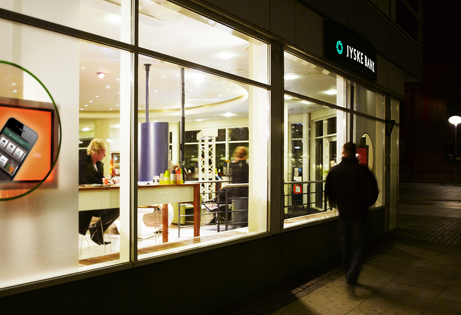 Aftalen med Jyske Bank omfatter al installation og servicering af bankens alarmsystemer og adgangskontrol samt vagt i samtlige afdelinger