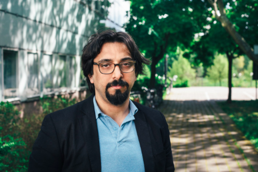 – Organiserad brottslighet har blivit ett slags verktyg som väldigt enkelt kan användas för att inge fruktan, måla upp hotbilder och vid introduktion av olika lagar, säger Amir Rostami, nybliven doktor i sociologi vid Stockholms universitet. – Organiserad brottslighet har blivit ett slags verktyg som väldigt enkelt kan användas för att inge fruktan, måla upp hotbilder och vid introduktion av olika lagar, säger Amir Rostami, nybliven doktor i sociologi vid Stockholms universitet.