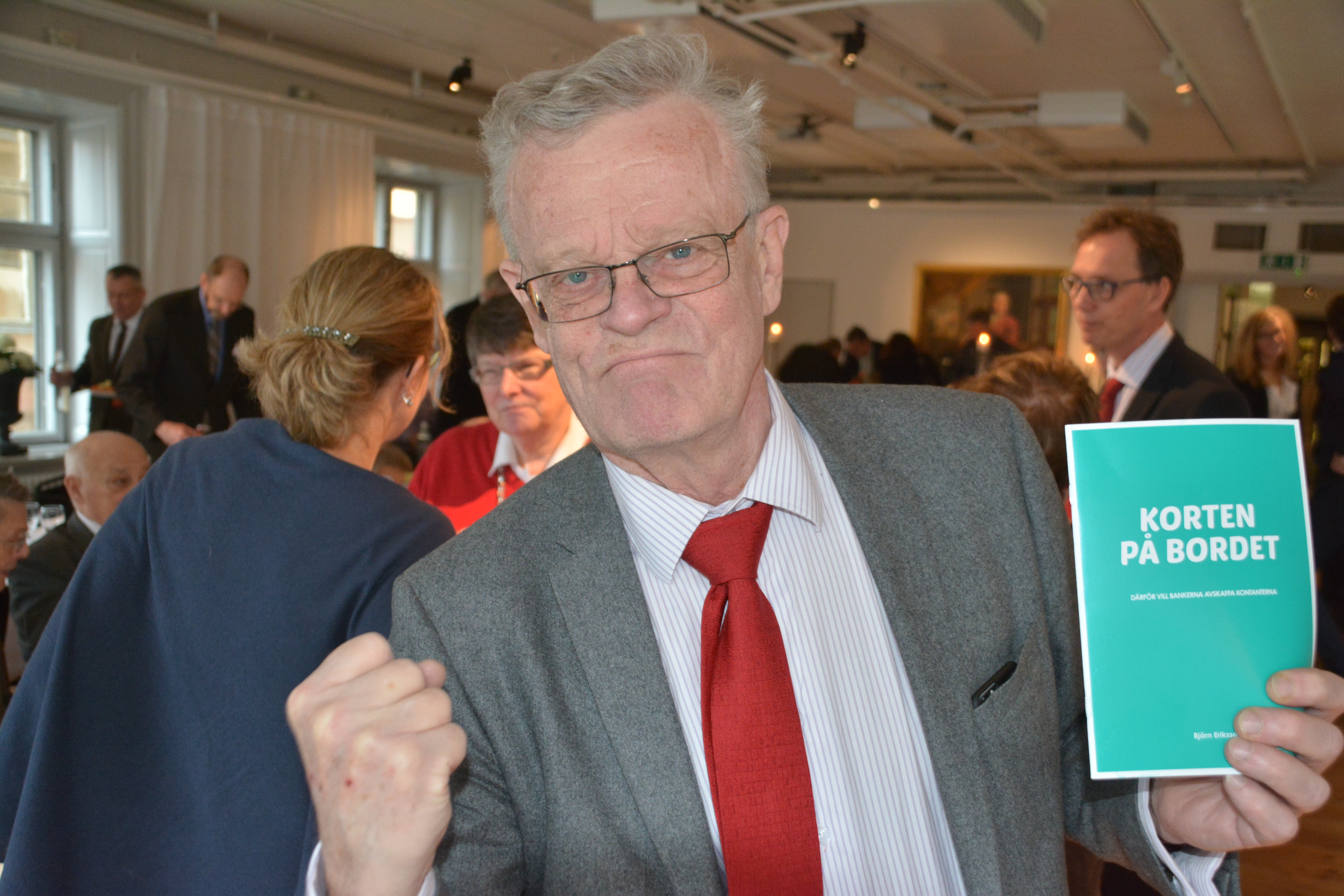 Det är alltså några få storbanker som ska avgöra vilket betalningssystem vi ska ha, det är inte riksdagen, inte kommunfullmäktige utan bara några få aktörer som vill göra detta,  hävdar Björn Eriksson, Säkerhetsbranschens  ordförande