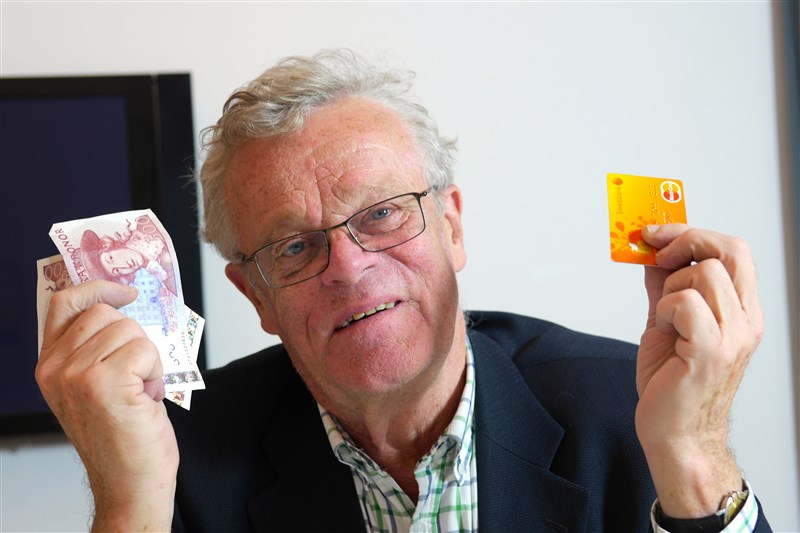 Kontanterna kan inte bankerna avgiftsbelägga, men kortverksamheten är en kassako. Det är klart de vill få bort kontanterna, säger Björn Eriksson som i veckan släppte sin vitbok  om varför bankerna driver utvecklingen mot ett kontantfritt samhälle.