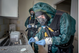 Övning: Brandmän tar prov på ämnen som de misstänker har använts vid tillverkning av kemiska terrorvapen. 