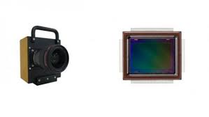 Til venstre en kameraprototype udstyret med den nyudviklede CMOS sensor, her vist med et EF 35mm f/1.4 USM objektiv. Til højre den nyudviklede Canon CMOS sensor med en opløsning på ca. 250 megapixel vist helt tæt på. Til venstre en kameraprototype udstyret med den nyudviklede CMOS sensor, her vist med et EF 35mm f/1.4 USM objektiv. Til højre den nyudviklede Canon CMOS sensor med en opløsning på ca. 250 megapixel vist helt tæt på.