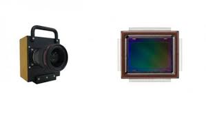 Til venstre en kameraprototype udstyret med den nyudviklede CMOS sensor, her vist med et EF 35mm f/1.4 USM objektiv. Til højre den nyudviklede Canon CMOS sensor med en opløsning på ca. 250 megapixel vist helt tæt på.