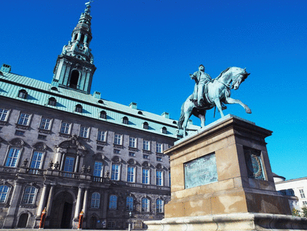 Kasper Skov-Mikkelsen opfordrer politikerne på Christiansborg til at tænke sig godt om, inden de begynder at spare på et velfungerende brandberedskab, der hører til de billigste i Europa.