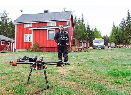Renägare Henrik Andersson tar hjälp av drönare med kameror för att övervaka sina djur. Foto: Max Hjalmarsson
