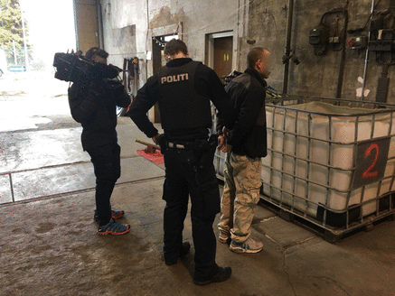 TV2 Nyhederne var på pletten, da kabeltyve blev anholdt som en følge af DNA-spray beviser. Politiet er meget tilfreds. Foto: TV2 Nyhederne. TV2 Nyhederne var på pletten, da kabeltyve blev anholdt som en følge af DNA-spray beviser. Politiet er meget tilfreds. Foto: TV2 Nyhederne.
