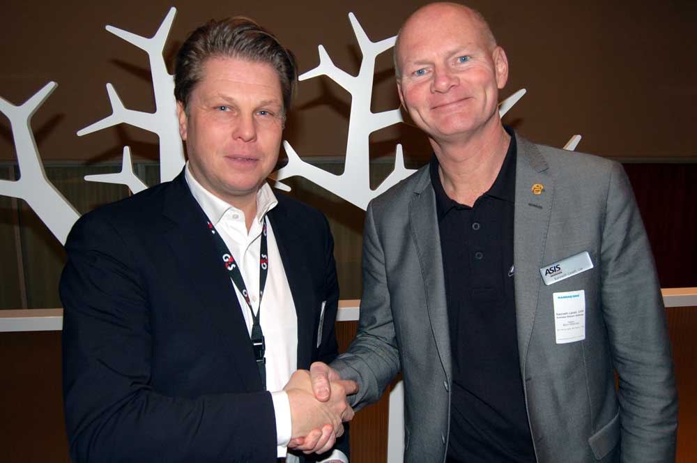 Förre ASIS-ordföranden Thomas Lundin (till vänster) lämnar över ansvaret till nyvalde Kenneth Lexell.<br>Foto: Henrik Paulsson