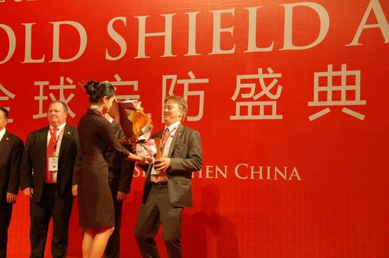 Här tar AR Medias grundare och vd Lennart Alexandrie emot Gold Shield Award i samband med CPSE i Kina.