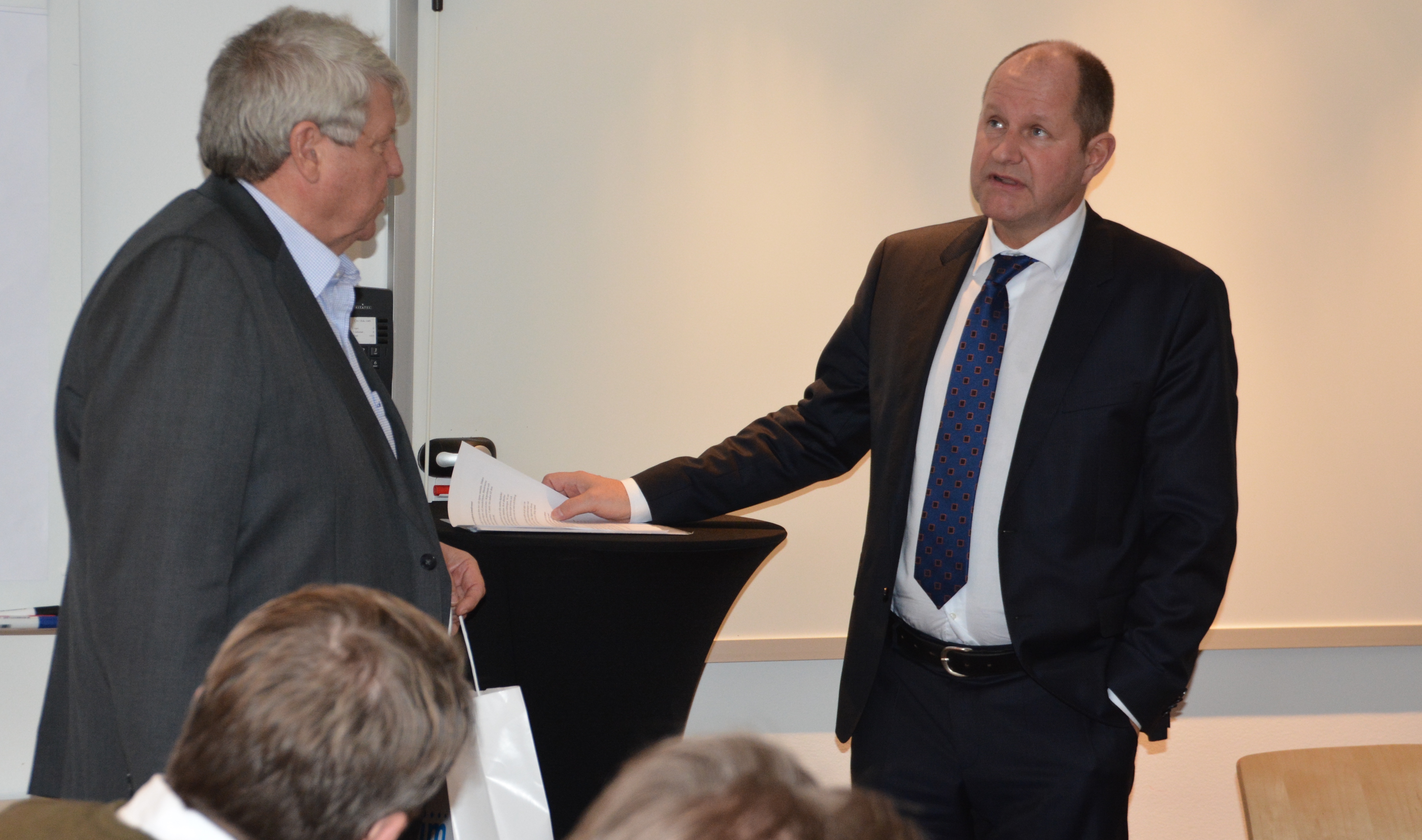 SNOS ordförande Åke Andersson tackade rikspolischefen Dan Eliasson för ett mycket bra möte