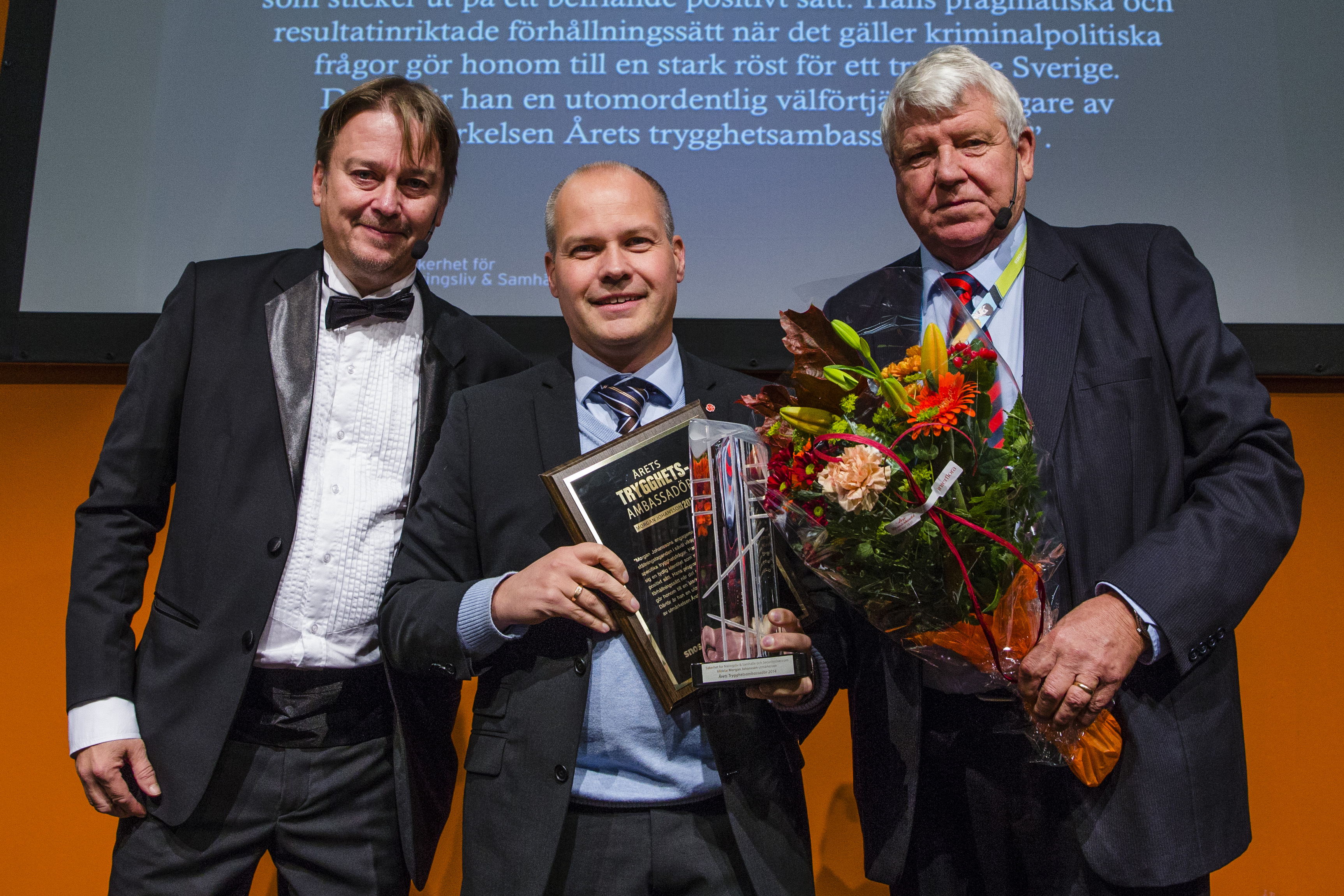 Årets trygghtsambassadör, flankerad av Lennart Alexandrie, publisher och ansvarig utgivare för SecurityUser.com samt SNOS ordförande Åke Andersson.