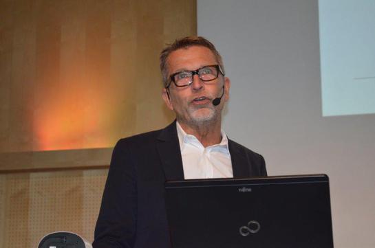 Dick Malmlund, säkerhetsexepert och vice ordförande för Säkerhet för Näringsliv och Samhälle (SNOS), talar på Trygghetskamerans dag.