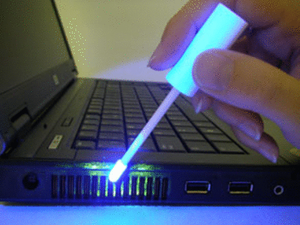 En computer mærkes med dna-væske. Foto: SmartWater DNA. En computer mærkes med dna-væske. Foto: SmartWater DNA.