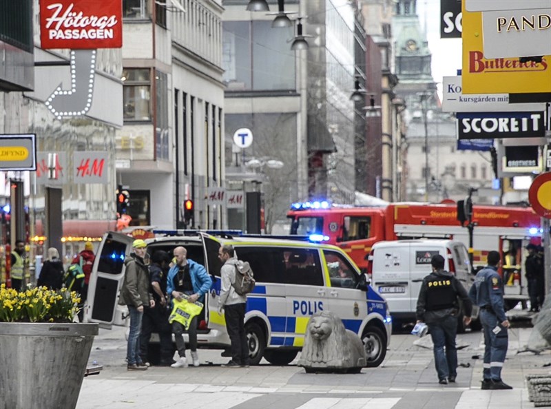 Poliser och ordningsvakt efter attentatet på Drottninggatan i Stockholm.