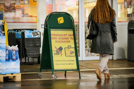 De menneskelige omkostninger ved røverierne overstiger ofte det kontante udbytte. Derfor har et stigende antal tankstationer og butikskæder investeret i forskellige former for sikring som bl.a. SafePay og videoovervågning. 