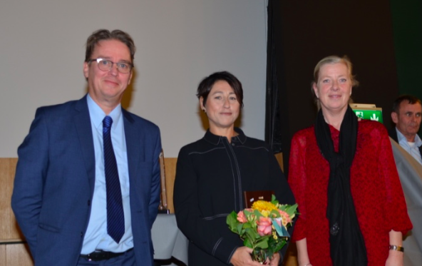 Årets Trygghetsambassadör 2016 – Hanne Kjöller – flankerad av Lennart Alexandrie, vd för AR Media som utger SecurityUser.com, och SNOS-ordförande Kristina Axén Olin.