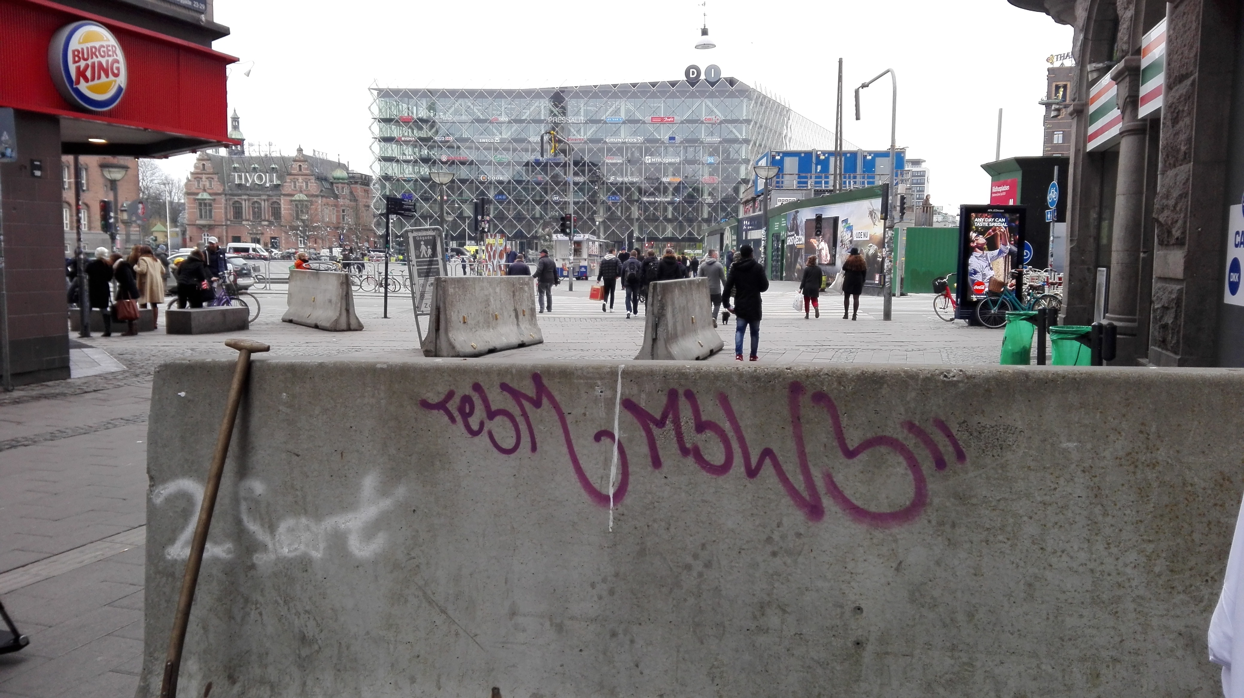 Betonklodserne på Rådhuspladsen i København er ikke bare skæmmende for bybilledet, men også ineffektiv terrorsikring og i værste fald farligt, når store menneskemængder samler sig på Rådhuspladsen og måske skal evakueres derfra, mener SikkerhedsBrachens direktør.