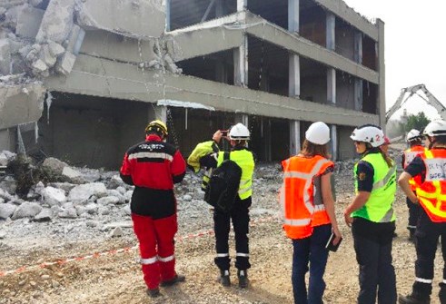 Experter efter ett kontrollerat fälttest i Lyon där en byggnad kollapsat.
