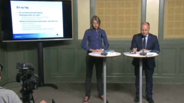 Regeringens utredare Susanne Kaevergaard och justitieminister Morgan Johansson vid presskonferensen där den nya kamerabevakningslagen presenterades.