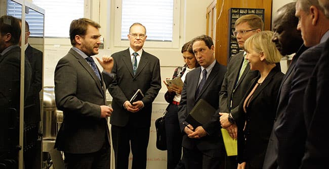Mattias Aldener visar SAUNA III-systemet för utrikesminister Margot Wallström och Lassina Zerbo från CTBTO. Foto: Albert Hager Bernats/FOI Mattias Aldener visar SAUNA III-systemet för utrikesminister Margot Wallström och Lassina Zerbo från CTBTO.
