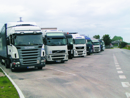 Forreste række lastbiler på rastepladsen Karlslunde - en af de mange overfyldte rastepladser i Danmark.
