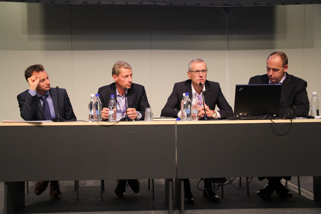 Fra venstre ses i panelet Karsten Naundrup Olesen, Peter Oriat, Tom Laursen og Kasper Skov-Mikkelsen. Fra venstre ses i panelet Karsten Naundrup Olesen, Peter Oriat, Tom Laursen og Kasper Skov-Mikkelsen.