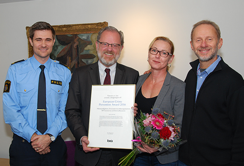 De svenska vinnarna av ECPA 2016 tar emot priset från Brås generaldirektör Erik Wennerström. Fr.v. Mattias Falkbåge, Erik Wennsterström, Anna-Lena Tapper, Anders Olofsson.