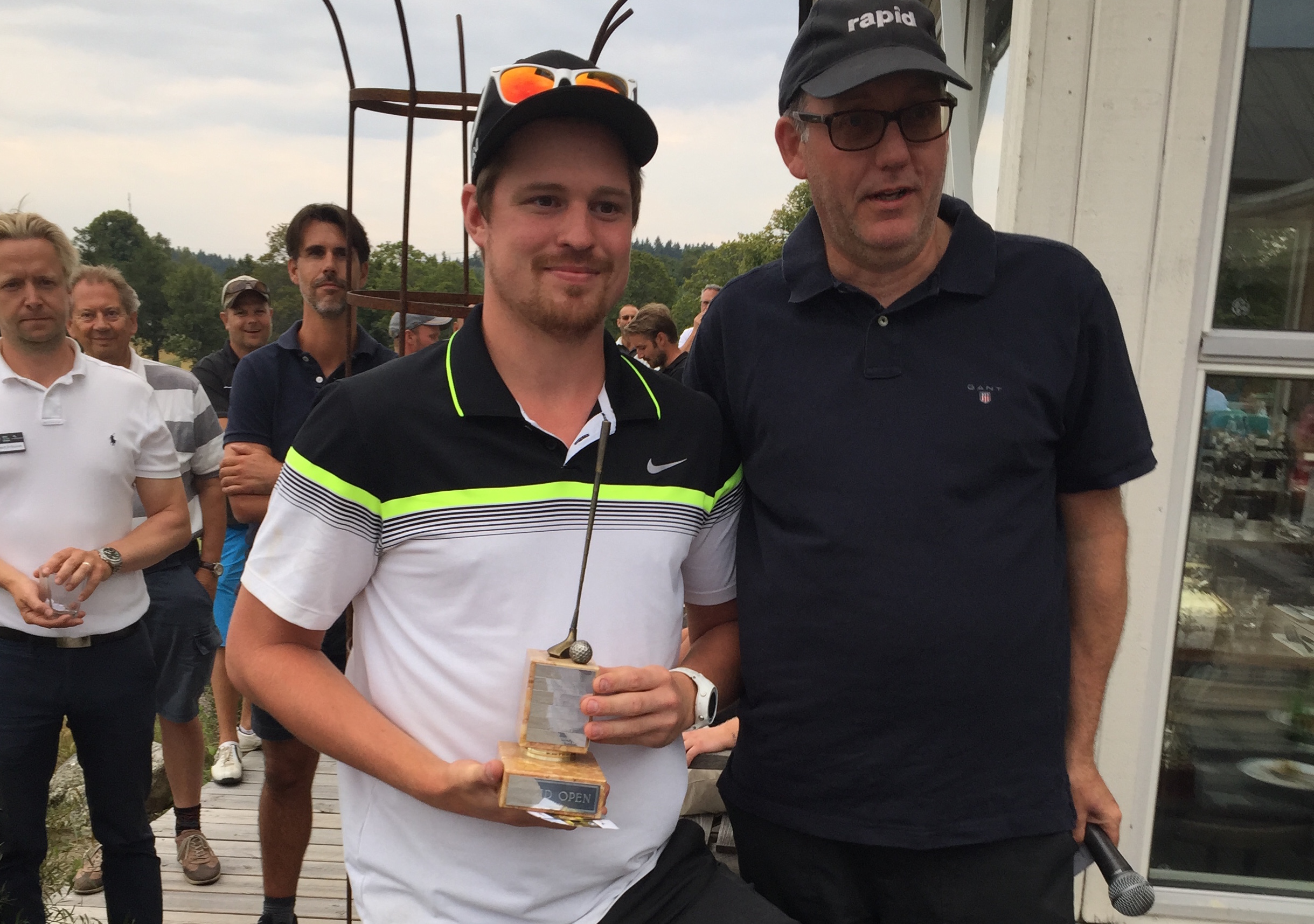 Mikael Sunebäck, Ohmegi Elektro, vann Rapid Open-finalen som avgjordes i samband med  Skyddgolfen Detektor Open. Här syns han med Mats B Adman, säkerhetsföretaget Rapids VD. 