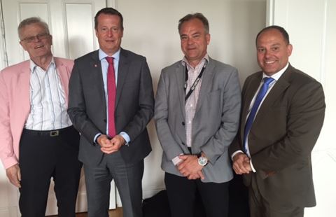 Björn Eriksson, Joachim Källström och Uno Lundberg från Säkerhetsbranschen diskuterade trygghetsfrågor med inrikesminister Anders Ygeman.