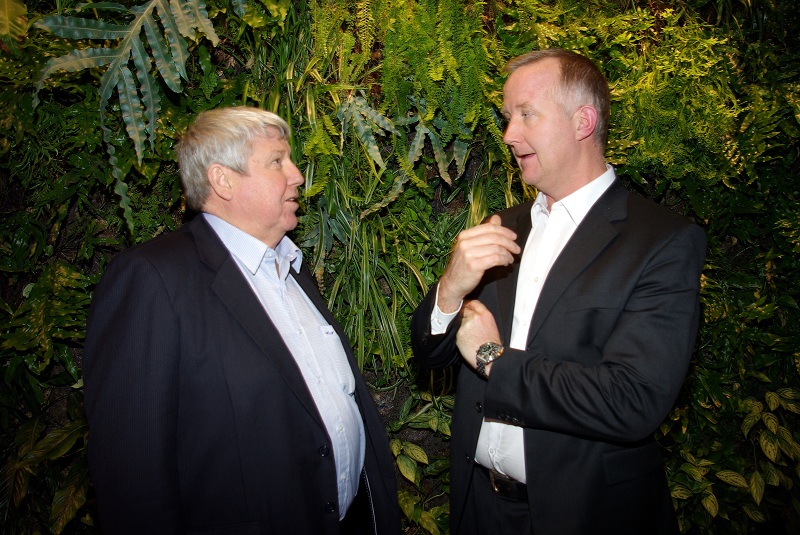 SNOS-ordföranden Åke Andersson (till vänster) i samspråk med Johan Pehrson.