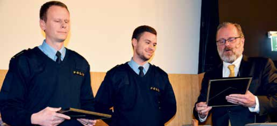 Brå:s generaldirektör Erik Wennerström överlämnade SSF Stöldskyddsföreningens polisstipendium till Fredrik  Kaati och Thobias Rydberg på Polisen Södermalm