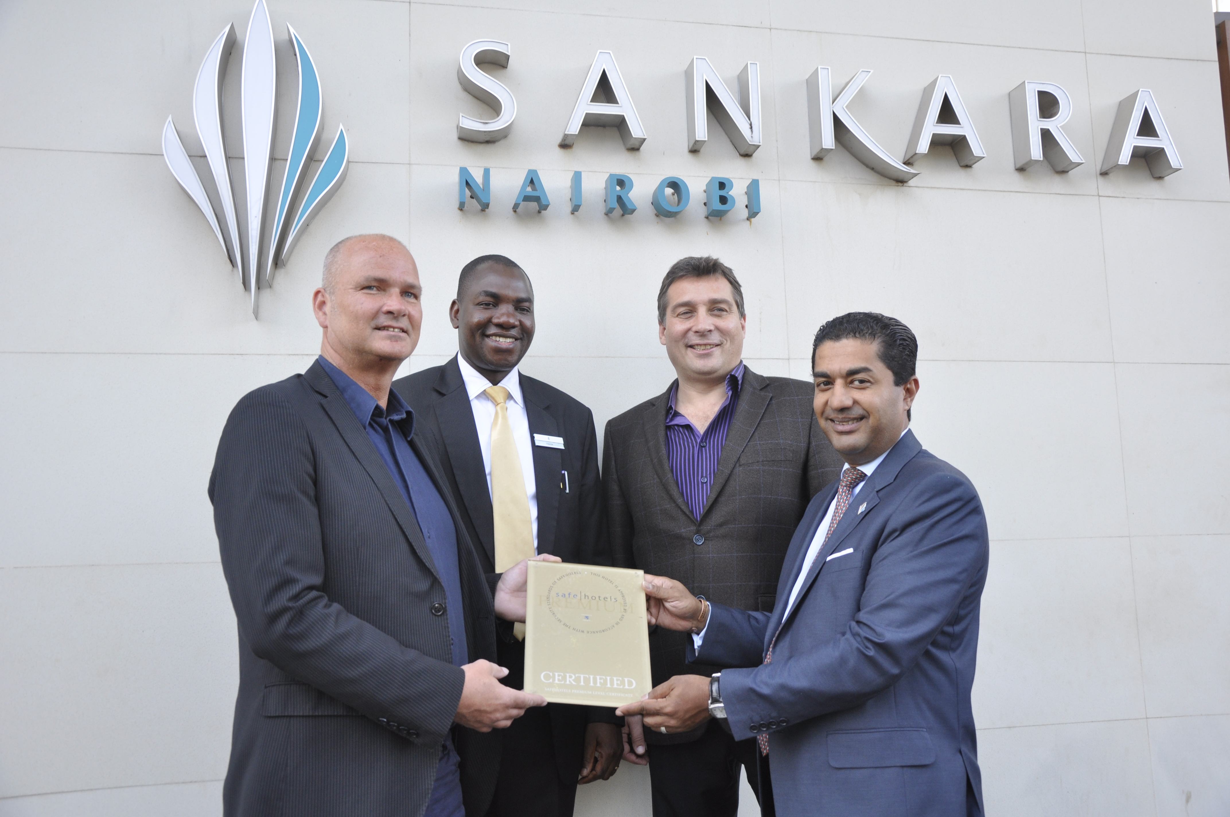 Hans Kanold (vd Safehotels), Francis Arena (Director of Security Sankara), Andy Williams (Operational Director Safehotels) och Moshi Perera (GM Sankara). 