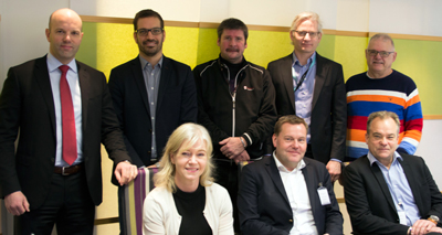Fysiskt närvarande på gårdagens konstituerande styrelsemöte: Transportförbundets vd Mattias Dahl tillsammans med Kalle Boumedienne (Nokas Cash), Robert Svensson, (Security Assistans), Kocken Wennerholm, (Avarn Security), Conny Söderström, (Bevaknings AB Prevendo), Ulrika Egervall (Säkerhetsföretagen), Anders Lönnebo (Nokas Security) och Joachim Källsholm (Securitas Sverige) som också är ordförande för Säkerhetsföretagen. 