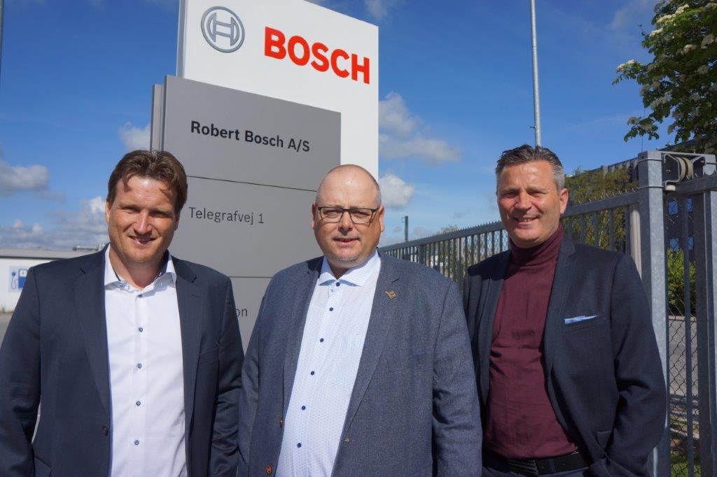 Fv: Adm. dir. Kristian Sveistrup, Jan Julin, Sales District Manager, Bosch Security Systems, og salgschef Michael Okholm Nielsen, Sveistrup.