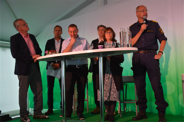 Säkerhetsbranschens ordförande Björn Eriksson, Tele2 Arenas säkerhetschef Michael Englund, riksdagsledamoten Roger Haddad (L), terrorismforskaren Hans Brun, statssekreterare Charlotte Svensson och biträdande rikspolischefen Mats Löfving.