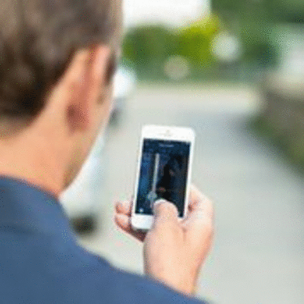 Med en gratis app kan brugeren af ABUS Secvest følge overvågningen med livebilleder på sin smartphone. Med en gratis app kan brugeren af ABUS Secvest følge overvågningen med livebilleder på sin smartphone.