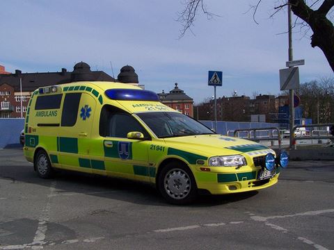I alla kommungrupper är ambulansen snabbare på plats än vad invånarna förväntar sig. Foto: Av Hospital (Eget arbete) [CC-BY-SA-3.0 (http://creativecommons.org/licenses/by-sa/3.0) eller GFDL (http://www.gnu.org/copyleft/fdl.html)], via Wikimedia Commons]