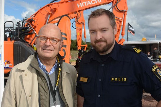 Om alla maskinentreprenörer som drabbas av dieselstölder anmäler till polisen ökar chansen att något händer, konstaterar Hampe Mobärg, VD i Maskinentreprenörerna (ME) och Niklas Årcén, kommunpolis i Hörby.