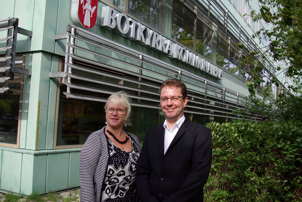 Både Lena Maria Fritzberg, Botkyrka kommuns säkerhetssamordnare och Ola Tevall, vice vd och försäljningschef vid Biab Larm, är mycket nöjda med installationen av 250 stycken DALM5000 i Botkyrka kommun.