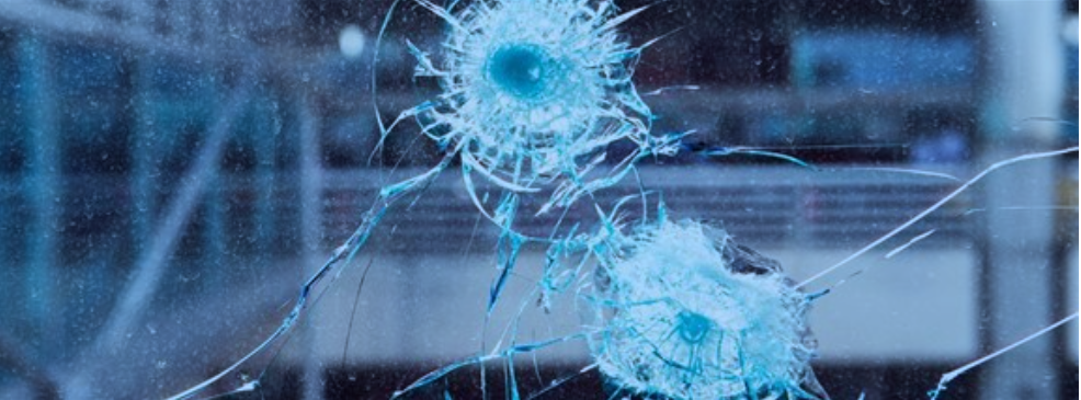 Hammerglass Beskjutningsskydd omfattar unika beskjutningshämmande lättviktslösningar i skyddsklass BR4-NS samt BR6-NS, där laminerade glasrutor kombinerats med en Hammerglass-ruta för lägsta möjliga vikt och tjocklek. 