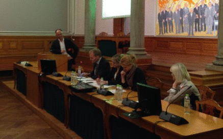Professor på Roskilde Universitet Jacob Torfing var ordstyrer i debatten. Foto: DKR. Professor på Roskilde Universitet Jacob Torfing var ordstyrer i debatten. Foto: DKR.