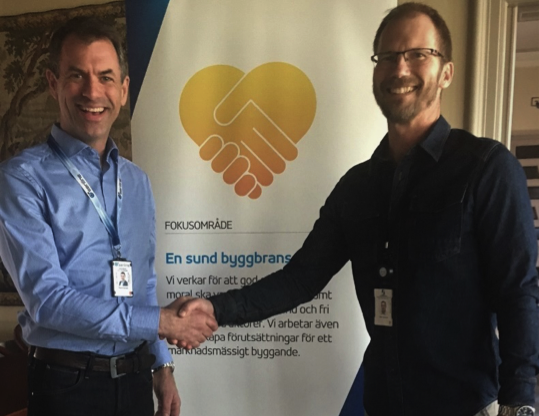 Pierre Parrman, ID06-ansvarig på Seriline och Peter Schyum, affärsområdeschef på Sveriges Byggindustrier, bekräftar ramavtalet med ett handslag.