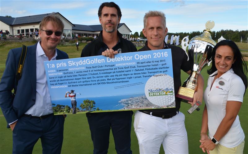 Facktidningen Detektor och säkerhetsmässan Skydd står bakom Skyddgolfen Detektor Open som i år vanns av Björn Antonsson från Infralogic. Lennart Alexandrie (AR Media/Detektor), Magnus Eriksson (Stockholmsmässan/Skydd) och eventets projektledare Deniz Baykal (AR Media/Detektor) ses här posera med vinnaren och förstapriset.  