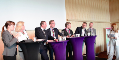 Justitieutskottets Annika Hirvonen (MP), Helene Petersson (S), Roger Haddad (FP), Andreas Carlsson (KD) och Krister Hammarbergh (M) stod på scenen med Dick Malmlund från SNOS och Anders Hall från polisen. Malou von Sivers ledde debatten.