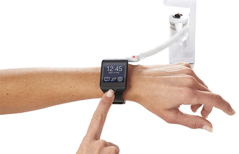 Med Invue Wearable Security WS1 kan butiker stöldskydda sina smarta klockor, samtidigt som kunden kan testa klockan och alla dess funktioner utan personalhjälp och utan att larmet stör.