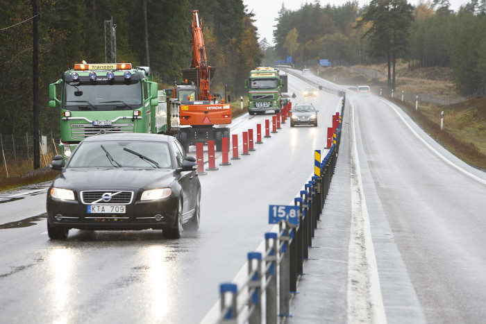 Vid Trafikverkets ordinarie kontroller av vägarbetsplatser förekommer en ganska stor andel brister. Motsvarande siffror på järnvägssidan ser ännu sämre ut, statistiken från 2013 visar på 71 procent allvarliga avvikelser. (Foto: VTI/Hejdlösa Bilder AB)