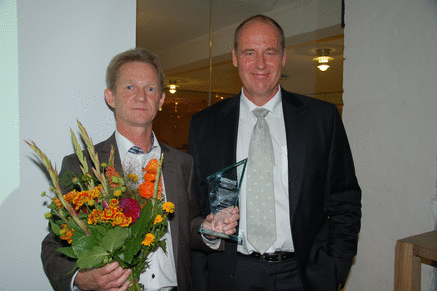 Steen Nedergaard Jensen (tv) fik prisen overrakt af SikkerhedsBranchens direktør, Kasper Skov-Mikkelsen.