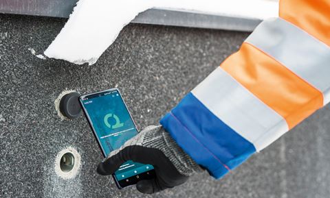 Med Iloqs lösning för mobil accessdelning skickas nu behörigheter på distans till Iloqs app så att teknikerna får access via sin mobiltelefon.