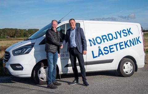 Til venstre ses Nordjysk Låsetekniks mangeårige administrerende direktør John Berg, og til højre administrerende direktør for Actas, Jørgen B. Kronborg.