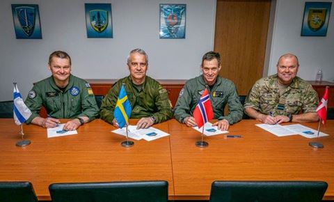 De nordiske air chiefs samlet ved underskrift. Fra venstre mod højre: Generalmajor Juha-Pekka Keränen (Finland), generalmajor Jonas Wikman (Sverige), generalmajor Rolf Folland (Norge) og generalmajor Jan Dam (Danmark). Foto: NATO 