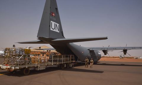 Lastning af transportfly. Foto: MINUSMA-bidraget. 